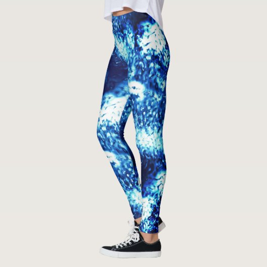 Das gestanzte, blinkende Blau sieht aus wie mattie Leggings (Links)
