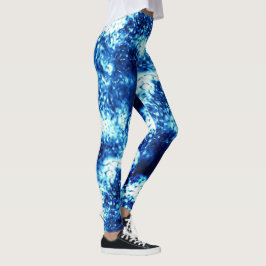 Das gestanzte, blinkende Blau sieht aus wie mattie Leggings