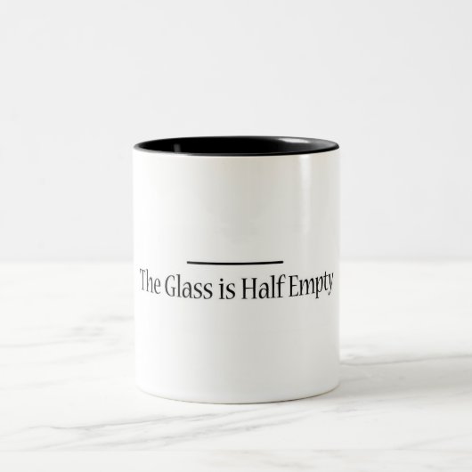 Das Glas ist jetzt halb leer Zweifarbige Tasse (Mittel)
