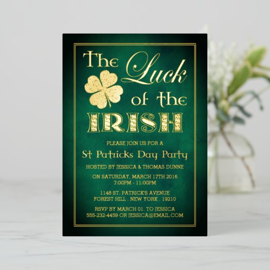 Das Glück des irischen St. Patrick's Day Party Folieneinladung (Stehend vorne)
