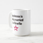 Das Glück wird einem Newfie verheiratet Kaffeetasse (Vorderseite Links)