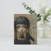 Das Goth-Mädchen mit einem schwarzen Vogel Postkarte (Stehend Vorderseite)