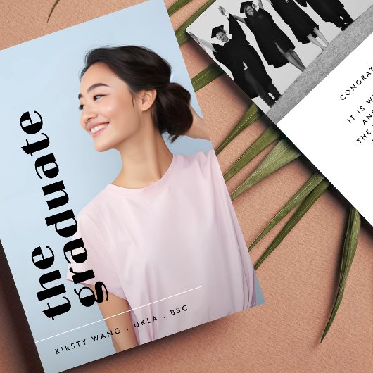 DAS GRADUATE FARBSCHWARZE TEXT Zwei Foto ABSCHLUSS Ankündigung