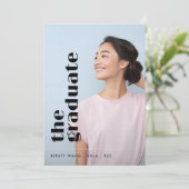 DAS GRADUATE FARBSCHWARZE TEXT Zwei Foto ABSCHLUSS Ankündigung (Stehend Vorderseite)