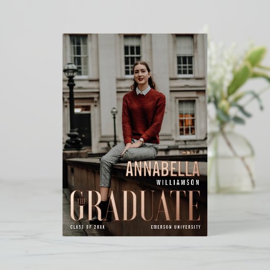 Das Graduate Trendy Classy Grad Magazine Cover Folieneinladung (Stehend vorne)