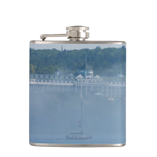 Das Grand Hotel durch den Nebel Flachmann (Vorderseite)