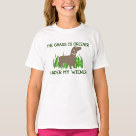 Das Gras ist grüner unter meiner Dackel Hot Dog T-Shirt