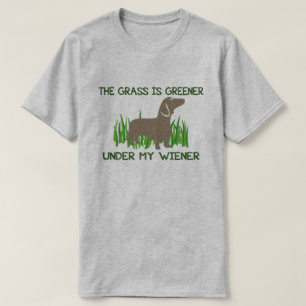 Das Gras ist unter meinem Dackel-Hotdog grüner T-Shirt