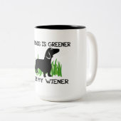 Das Gras ist unter meinem Dackel-Hotdog grüner Zweifarbige Tasse (VorderseiteRechts)