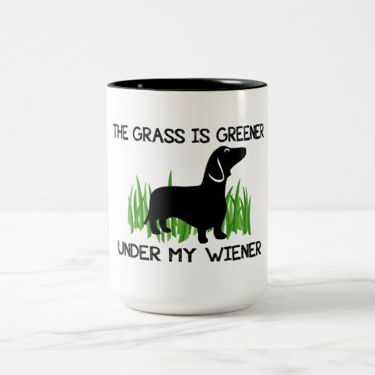 Das Gras ist unter meinem Dackel-Hotdog grüner Zweifarbige Tasse (Mittel)