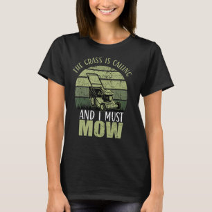 Das Gras ruft und ich muss die Gartenarbeit mähen T-Shirt