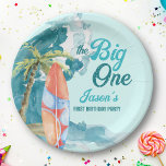 Das große 1. Party zum Surfen im Retro-Bereich Pappteller<br><div class="desc">Das große 1. Geburtstag Surfen Retro Strand Party personalisierte Papier Teller. Eine große blaue Welle,  Palmen und ein Surfbrett,  schöner Sommer,  Beach-Geburtstag-Party-Thema.</div>