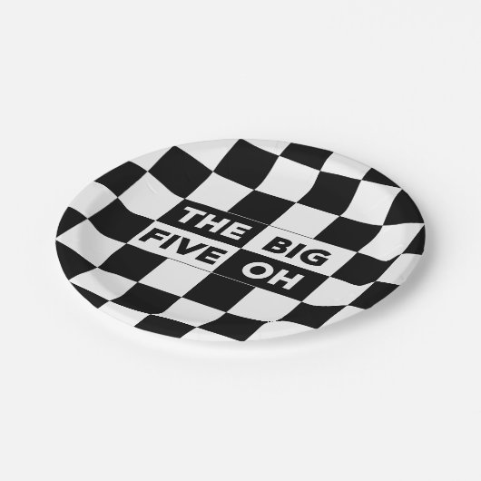 Das große Fünf-Ach-Schwarz-Weiß-Muster Pappteller (Schrägansicht)
