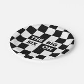 Das große, schwarz und weiß karierte Muster Pappteller (Schrägansicht)