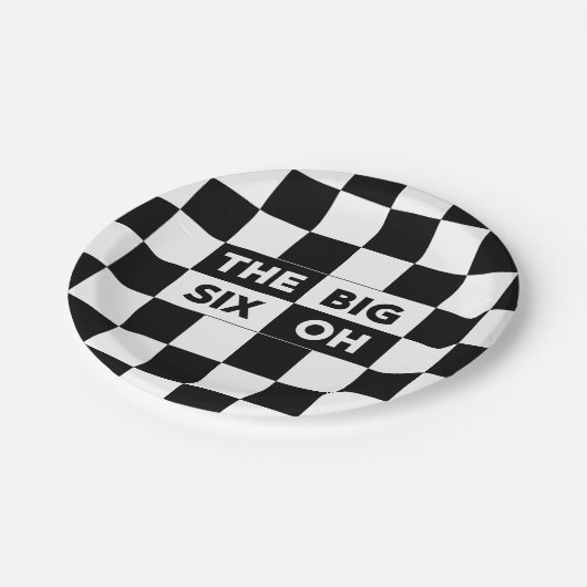 Das große, schwarz und weiß karierte Muster Pappteller (Schrägansicht)