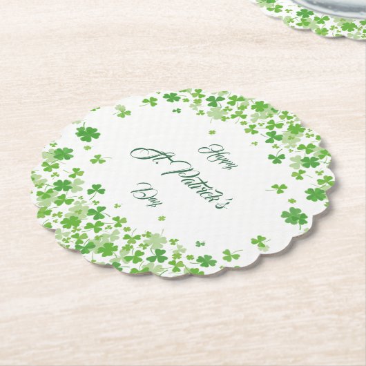 Das grüne Kleeblatt ist glücklich mit St. Patrick Untersetzer (angewinkelt)