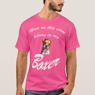 Das Haar auf meinem Boxer T-Shirt