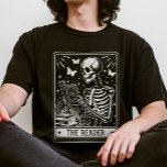 Das Halloween-Leseprogramm für Leser T-Shirt<br><div class="desc">Entfesseln Sie Ihren inneren Bücherwurm mit diesem charmanten Skelett im Stil eines Tarots,  das Sie mit dem T-Shirt lesen können! Ideal für Halloween-Partys,  Buchklubs oder als sonderbares Geschenk für den Leser in Ihrem Leben!</div>