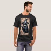 Das Halloween-Raccoon-Hexenkarte lang T-Shirt (Vorne ganz)