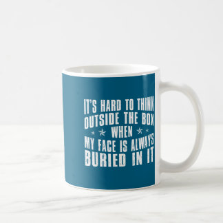 Das harte Denken außerhalb der Box, wenn Kaffeetasse