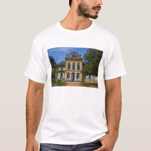 Das Hauptgebäude des Schlosses, renoviert durch T-Shirt