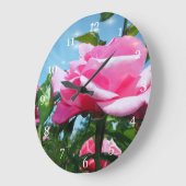 Das herrliche Rosa erhob sich am blauen Himmel. Bl Große Wanduhr (Winkel)