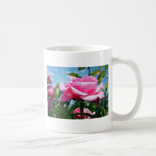 Das herrliche Rosa erhob sich am blauen Himmel. Bl Kaffeetasse (Rechts)
