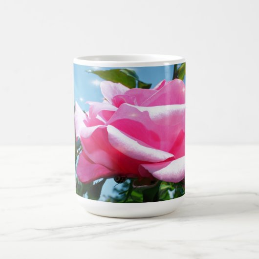 Das herrliche Rosa erhob sich am blauen Himmel. Bl Kaffeetasse (Mittel)