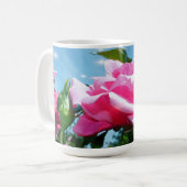 Das herrliche Rosa erhob sich am blauen Himmel. Bl Kaffeetasse (Vorderseite Links)