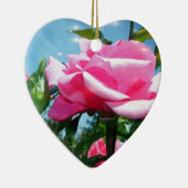 Das herrliche Rosa erhob sich am blauen Himmel. Bl Keramik Ornament (Rechts)