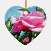 Das herrliche Rosa erhob sich am blauen Himmel. Bl Keramik Ornament (Vorne)