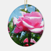 Das herrliche Rosa erhob sich am blauen Himmel. Bl Keramik Ornament (Links)