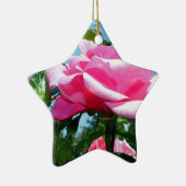 Das herrliche Rosa erhob sich am blauen Himmel. Bl Keramikornament (Rechts)