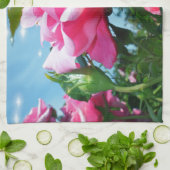 Das herrliche Rosa erhob sich am blauen Himmel. Bl Küchentuch (Gefaltet)