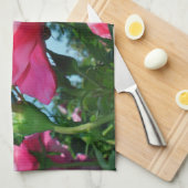 Das herrliche Rosa erhob sich am blauen Himmel. Bl Küchentuch (Viertel Falte)