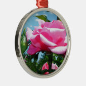 Das herrliche Rosa erhob sich am blauen Himmel. Bl Ornament Aus Metall (Rechts)