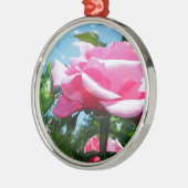 Das herrliche Rosa erhob sich am blauen Himmel. Bl Ornament Aus Metall (Links)
