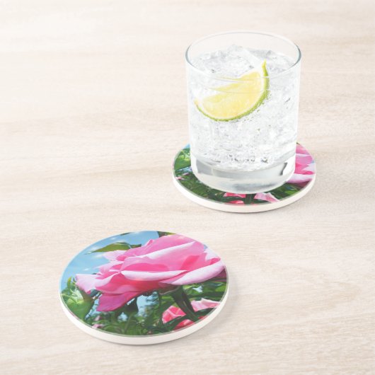 Das herrliche Rosa erhob sich am blauen Himmel. Bl Untersetzer (Seite)