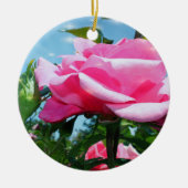 Das herrliche Rosa erhob sich am blauen Himmel. gl Keramik Ornament (Vorne)