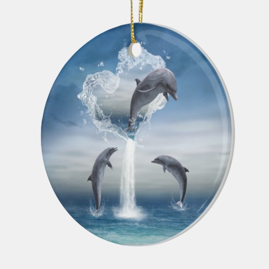 Das Herz der Delphine rund um das Ornament (Links)