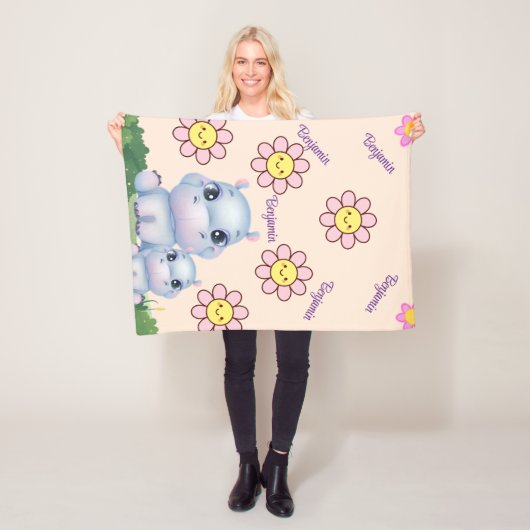 Das Hippo Baby Blanket Design mit Blume personalis Fleecedecke (Beispiel)