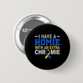 Das Homie mit Extra Chromie Down Syndrom Awarene Button (Vorne & Hinten)