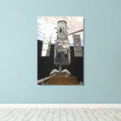 Das Hubble-Weltraumteleskop erscheint Leinwanddruck (Insitu (Holzboden))
