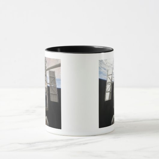 Das Hubble-Weltraumteleskop erscheint Tasse (Zentrum)