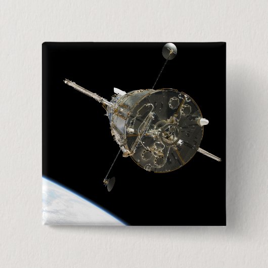 Das Hubble-Weltraumteleskop im Orbit über der Erde Button (Vorderseite)
