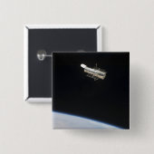 Das Hubble-Weltraumteleskop im Orbit über der Erde Button (Vorne & Hinten)