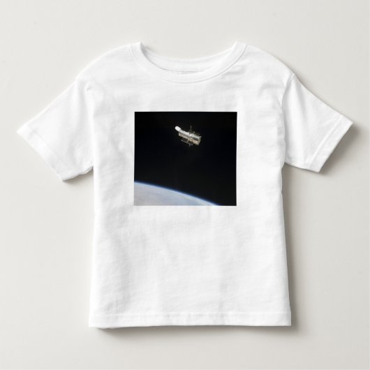 Das Hubble-Weltraumteleskop im Orbit über der Erde Kleinkind T-shirt (Vorderseite)