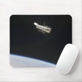 Das Hubble-Weltraumteleskop im Orbit über der Erde Mousepad (Mit Mouse)