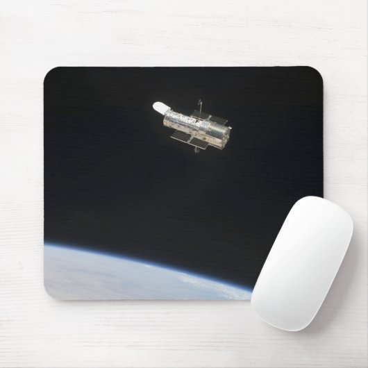Das Hubble-Weltraumteleskop im Orbit über der Erde Mousepad (Mit Mouse)