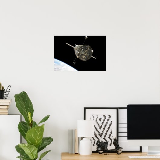 Das Hubble-Weltraumteleskop im Orbit über der Erde Poster (Heimbüro)